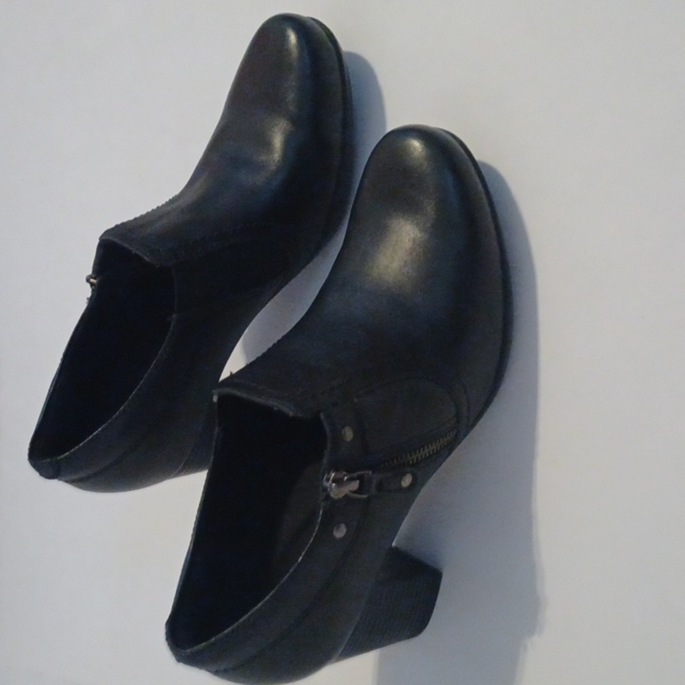 Clarks Shooties Genuine Black Leather Sz9M. 2 Inch Heel. Side Zipper. Cute! EUC! - Picture 7 of 9